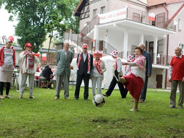 Dodatkową okazją do zorganizowania imprezy u seniorów były trwające mistrzostwa Europy w piłce nożnej.