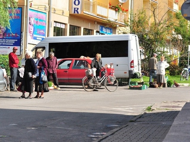 "Dzicy&#8221; handlarze sprzedają warzywa i owoce przy pawilonie Dzikowiak w Tarnobrzegu