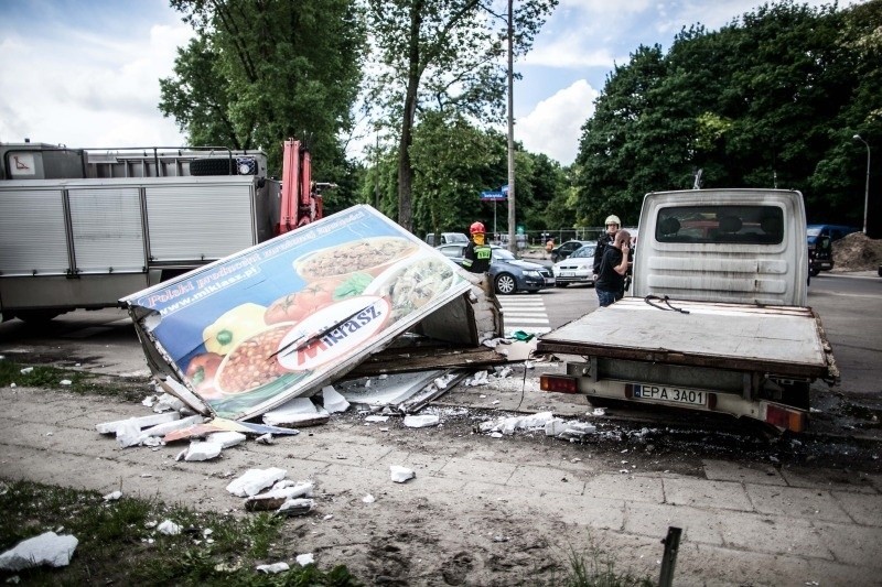 Wypadek na Srebrzyńskiej. Przekoziołkowało auto [FILM, zdjęcia]