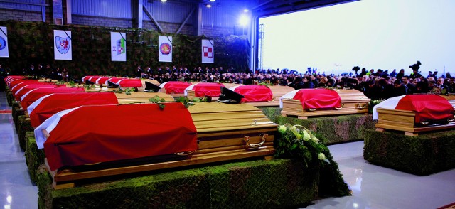 Symboliczny pogrzeb ofiar katastrofy CASY odbył się w hangarze na lotnisku w Świdwinie.  Dwadzieścia trumien, a na każdej czapka i pojedyncza róża