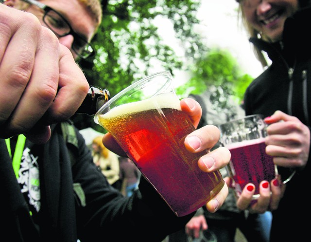 ”Czas ryzyka” to weekendy, które młodzież spędza w swoim gronie , najczęściej w parkach czy na boiskach szkolnych, gdzie nie pojawiają się patrole.