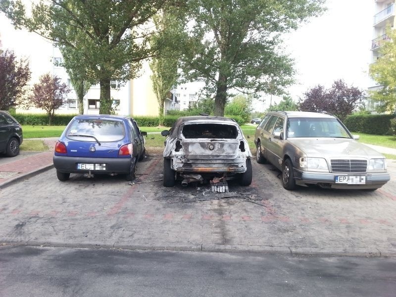 Spalone samochody na ul. Bartoka na Widzewie