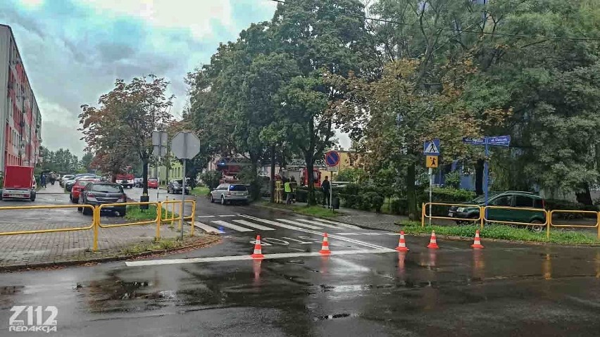 Mężczyzna wyszedł za barierki balkonu i chciał skoczyć z...