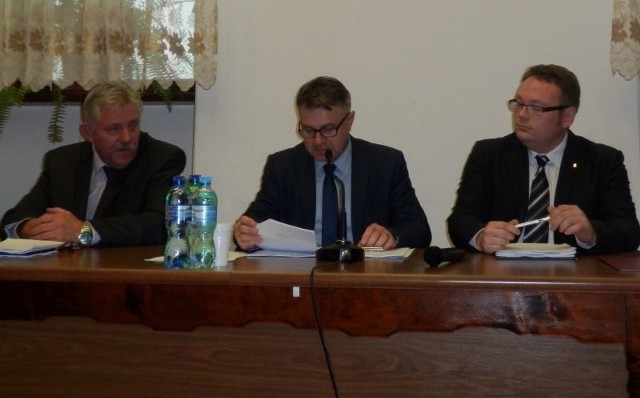 Prezydium rady miejskiej w Byczynie, od lewej: Jerzy Pluta, Adam Radom, Krzysztof Chojak.