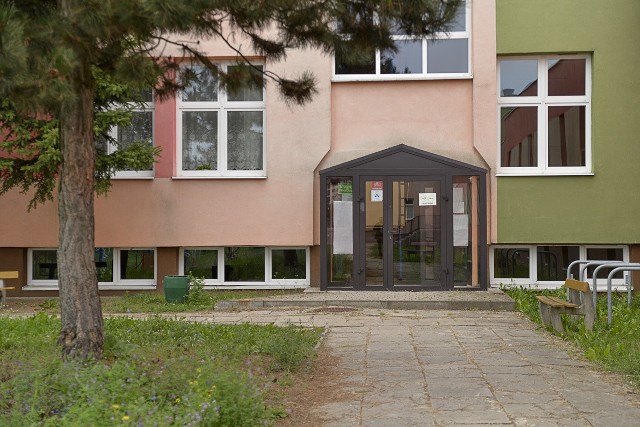 Główne wejście do radomskiej Szkoły Podstawowej numer 24. Uczniowie nie mogą z niego korzystać...