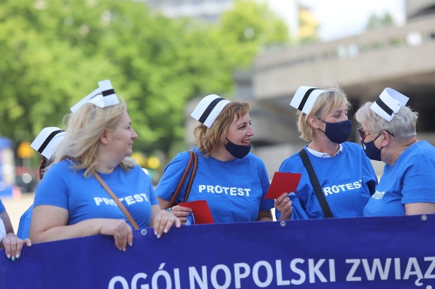 Protest pielęgniarek i położnych w Katowicach, 7.06.2021