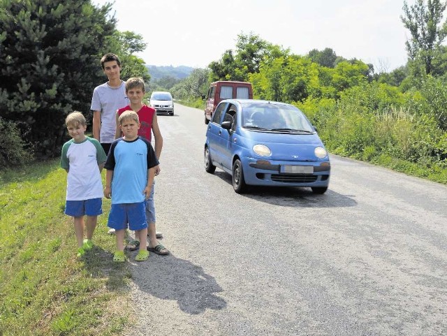 Bracia Daniel (15 lat), Sebastian (12 lat), Kacper i Oliwier (10 lat) Mrozowie z Klęczan mówią, że z braku chodnika muszą uciekać przed autami. Tak jest teraz. Co będzie po otwarciu obwodnicy północnej?