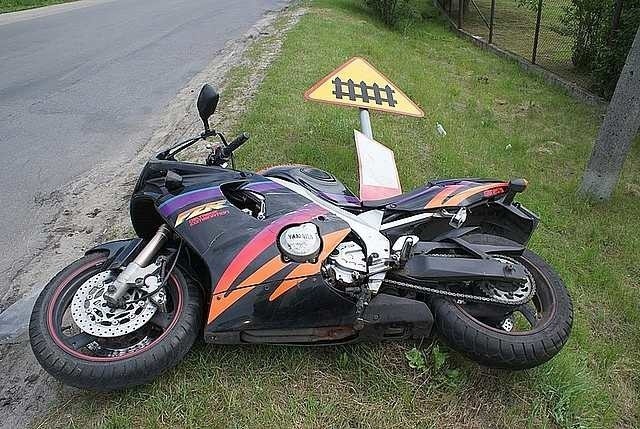 Motocykl, na którym uciekał młody mężczyzna.