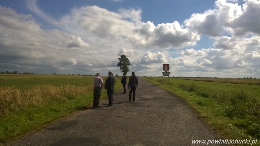 Ruszyły prace na drodze w Starokrzepicach