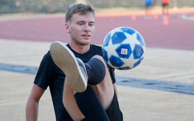 Damian Pasternak z Kielc od ponad dziesięciu lat trenuje freestyle. Z piłką wykonuje niesamowite triki. Teraz pracuje nad elementem, którego nie wykonał jeszcze nikt na świecie!  