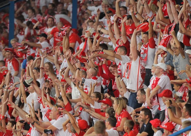 9 czerwca 2020 roku piłkarska reprezentacja Polski na stadionie przy ulicy Bułgarskiej rozegra towarzyskie spotkanie z Islandią. To będzie ostatni sprawdzian drużyny Jerzego Brzęczka przed wylotem do Dublina, gdzie rozegra pierwsze spotkanie grupowe mistrzostw Europy. Do tej pory Biało-Czerwoni w Poznaniu rozegrali 27 pojedynków międzypaństwowych. Pierwszym rywalem była 8 sierpnia 1926 roku Finlandia (7:1), ostatnio reprezentację oglądaliśmy w Poznaniu 8 czerwca 2018 roku w pojedynku z Chile (2:2). Z tych 27 spotkań Polacy wygrali 13 zwycięstw,  osiem zremisowali  i sześć przegrali (bramki 52:36). Oto pięć ostatnich meczów reprezentacji Polski w Poznaniu.Czytaj dalej --->