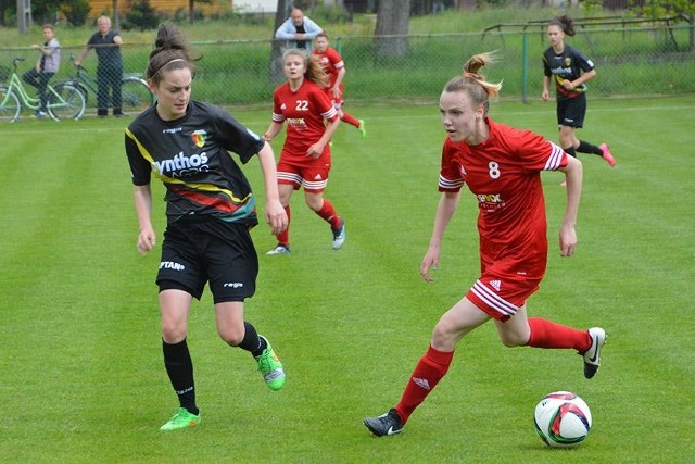 Piłkarki Sokolą Kolbuszowa Dolna (w czarnych koszulkach) wygrały rozgrywki Pucharu Polski na Podkarpaciu.