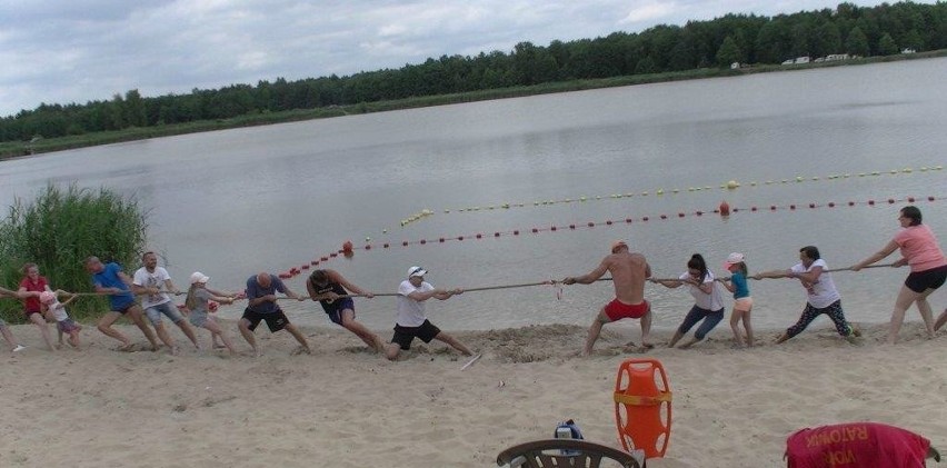 Sezon kąpielowy na zalewie Klekot pod Włoszczową otwarty. Były wyścigi kajaków, przeciąganie liny i wiele innych atrakcji (ZDJĘCIA)