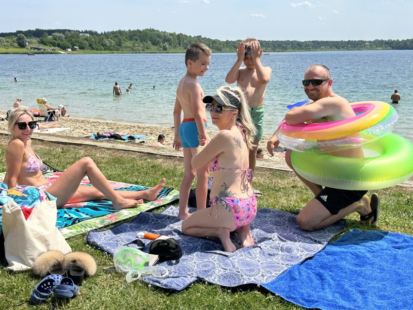 Upalna środa nad Jeziorem Tarnobrzeskim. Plażowicze wypoczywają nad wodą i korzystają z pięknej pogody. Zobacz zdjęcia