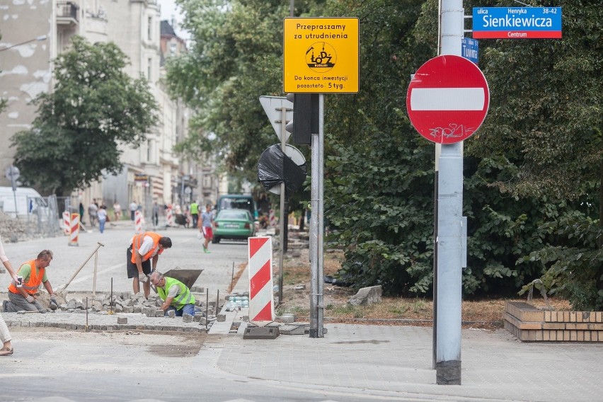 Datę na tablicy przy ul. Tuwima poprawiono w środę po...