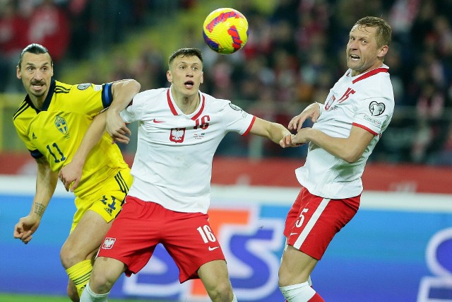 Krystian Bielik (w środku) w walce o piłkę ze Zlatanem Ibrahimoviciem. Z prawej Kamil Glik