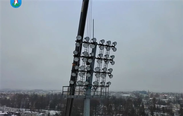 Miasto zapewnia, że pomimo zmiennych warunków pogodowych, prace na stadionie przebiegają bez zakłóceń