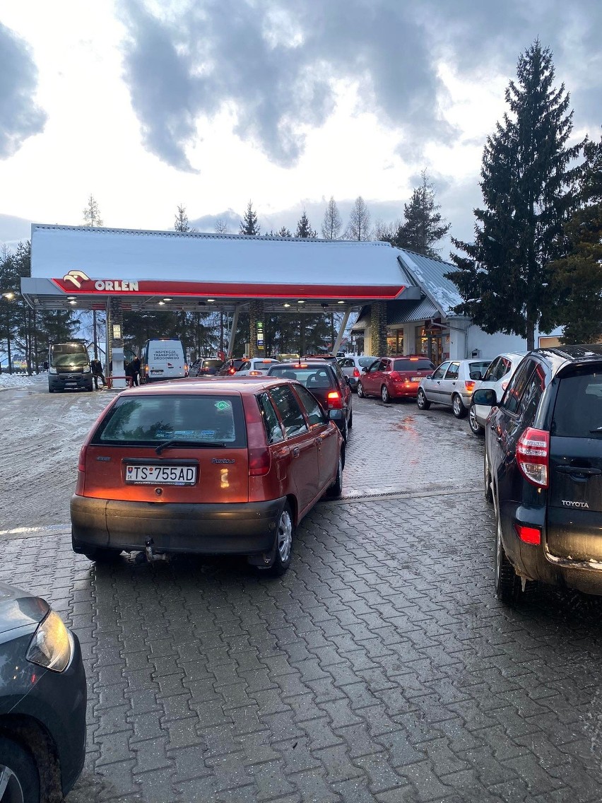 Jabłonka. Słowacki najazd na stację benzynową. Spadła cena, ustawiają się kolejki aut na słowackich numerach rejestracyjnych