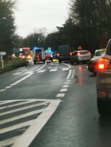 Śmiertelny wypadek w Puszczykowie. Kierowca potrącił pieszego. Droga nr 430 jest zablokowana