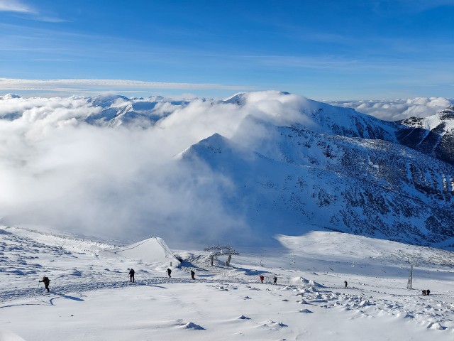 W Tatrach mamy śnieg! Niby nic nadzwyczajnego w styczniu. Jednak nigdzie indziej na Podhalu go nie ma. Na Kasprowym Wierchu piękne widoki