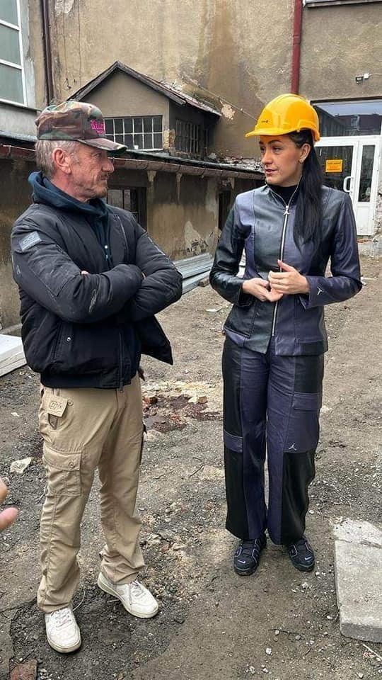 Słynny aktor Sean Penn odwiedził Podkarpacie. Przyjechał do Przemyśla. Zobacz zdjęcia