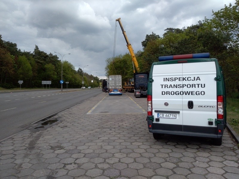 Ciężarówka jechała z portu w Gdyni, gdzie załadowano na nią...