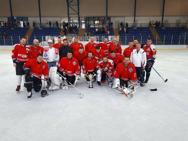 Hokeiści BKS po finale z Warsaw Capitals i pucharem za triumf w grupie północnej II ligi