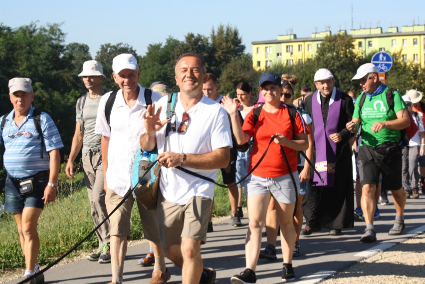 Oświęcimscy pątnicy w pięciu grupach z dekanatów:...