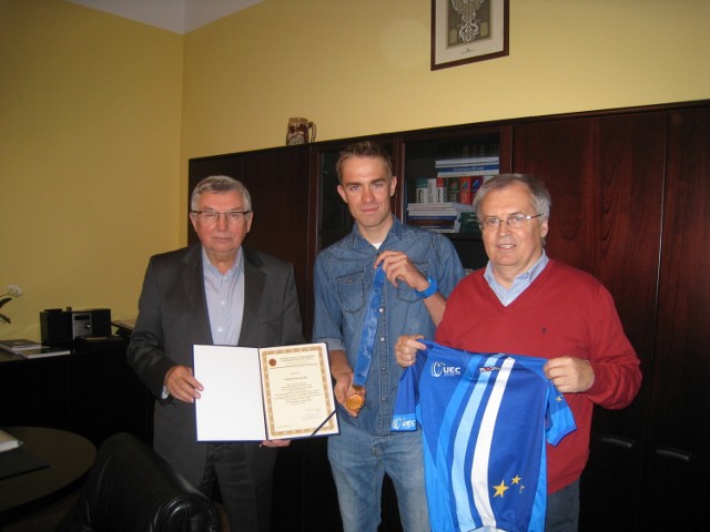 Wojciech Pszczelarski (w środku) zapewnia, że uczelnia daje mu duże wsparcie. 