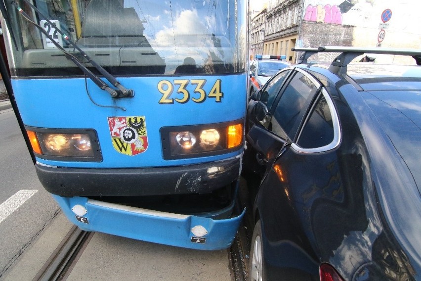 Zderzenie auta z tramwajem nr 3 na skrzyżowaniu Taugutta i...