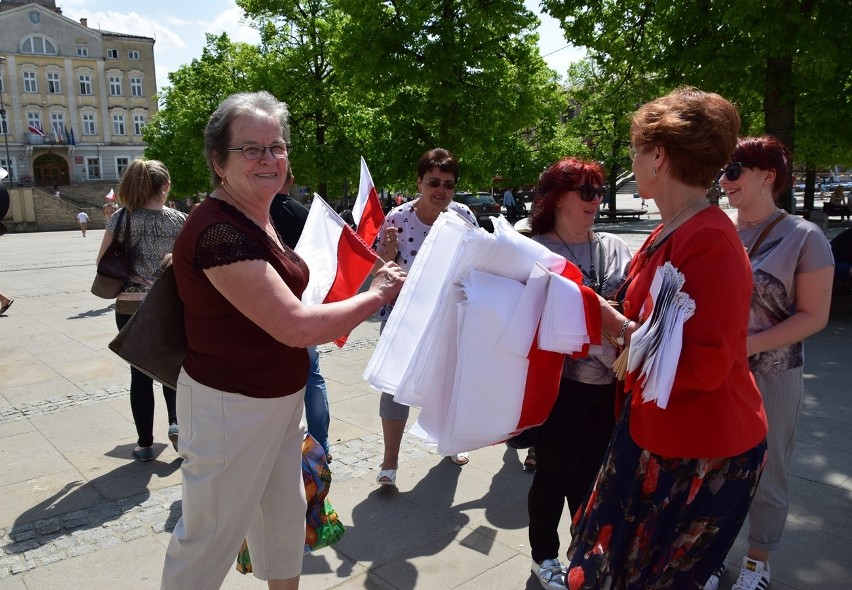 Gorlice. Posłanka Barbara Bartuś i działacze PiS rozdawali flagi na gorlickim Rynku