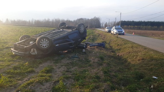 Kierowca i pasażer renault trafili do szpitala.