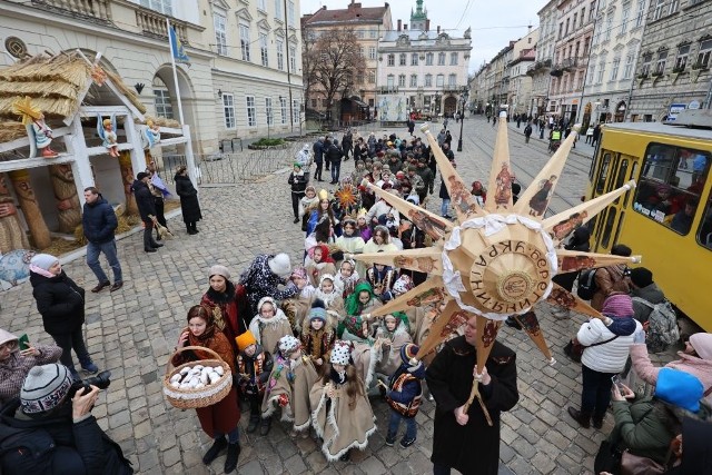 Świąteczny marsz we Lwowie, śpiewanie kolęd w schronie.