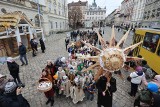 Wzruszający procesja świąteczna we Lwowie w Ukrainie. Z powodu alarmu lotniczego kolędy śpiewano w schronie [ZDJĘCIA]