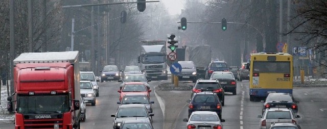 Ulica Szczecińska w Słupsku. Dziś za jezdnie odpowiada ZDM, za autobusy ZTM, a za trawniki ZTZMiCK. Po zmianie za wszystko odpowie jedna firma.