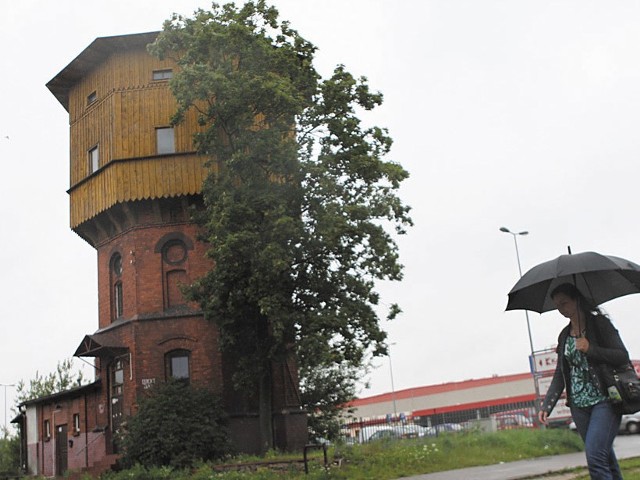 Kolejowa wieża ciśnień przy ul. Kołłątaja w Słupsku obsługiwała kiedyś kompleks parowozowni. 