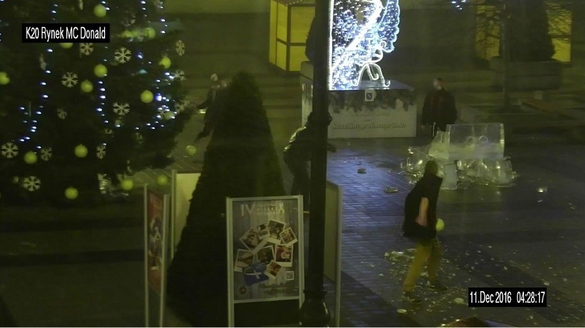 Rybnik: Wandale zniszczyli lodowe sanie na rynku. Zabierali...