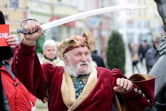 Zdzisław Piotrowski, Zielonogórski Szambelan, to była barwna postać Zielonej Góry. Szabelką wywijał na powitanie gości Winnego Grodu, ale także wtedy gdy ważyły się losy województwa lubuskiego. Wziął udział w demonstracji w Warszawie