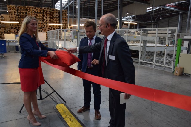 Abasadro Danii Ole Egberg Mikkelsen (z prawej) i szef Tvilum Andrew Lang otwierają szczecinecką fabrykę
