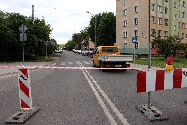 Dziś (czwartek) ekipy remontowe rozpoczęły remont ulic Królewskiej i części ulicy Rapackiego. Ruch samochodów oraz autobusów komunikacji miejskiej na ulicy Królewskiej - między Rapackiego a Wyzwolenia - oraz na ul. Rapackiego - między ul. Dworcową a przepustem na Rowie Hermana - został zamknięty.   Wykonawcą robót jest Przedsiębiorstwo Budowy Dróg ze Starogardu Gdańskiego. Łączna wartość  prac to blisko 3 mln zł. Termin zakończenia inwestycji: koniec 2020 roku.