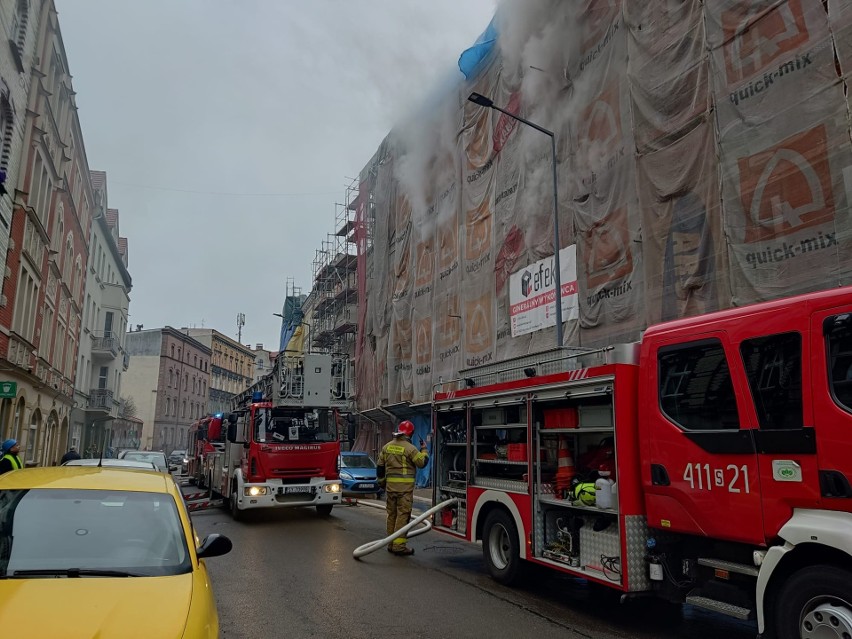 Pożar w mieszkaniu przy ulicy Piłsudskiego w Bytomiu. W akcji gaśniczej wzięły udział cztery zastępy staży pożarnej