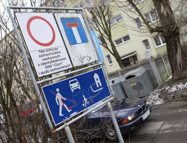 Wjazd na parking między blokami przy ul. Zygmunta Augusta 75 a 76. 