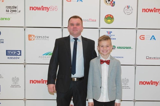 Jakub Wójcik (z prawej) podczas 58.Plebiscytu Sportowego Nowin otrzymał nagrodę dla Najpopularniejszego Młodego Sportowca Powiatu Mieleckiego