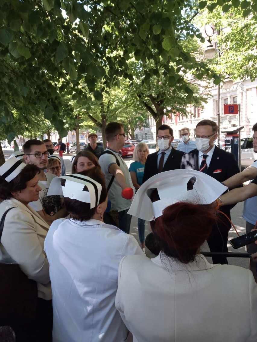 Pielęgniarki i położne - także z Koszalina - protestują...