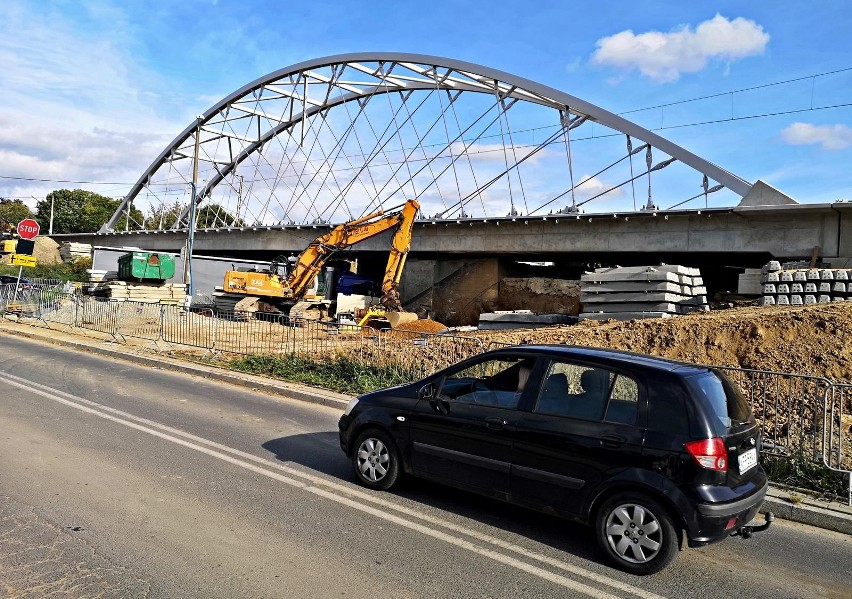 Kraków. Postępy prac przy przebudowie al. 29 Listopada. Widać już sporo zmian! Kiedy koniec utrudnień? [ZDJĘCIA]