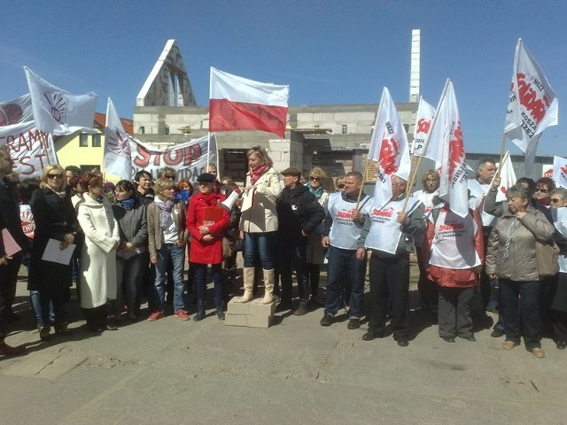 Bądźmy razem z głodującymi, nie dajmy się bezkarnie obrażać wójtowi - apelują protestujący przeciwko likwidacji szkoły w Dąbkach. 