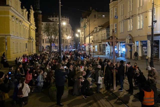 W czasie czuwania śpiewy pasyjne i muzyka przeplatały się z modlitwą. Na zakończenie Bydgoskiej Drogi Krzyżowej wiernym, którzy wzięli w niej udział, błogosławieństwa udzielił ks. Krzysztof Włodarczyk, biskup bydgoski.