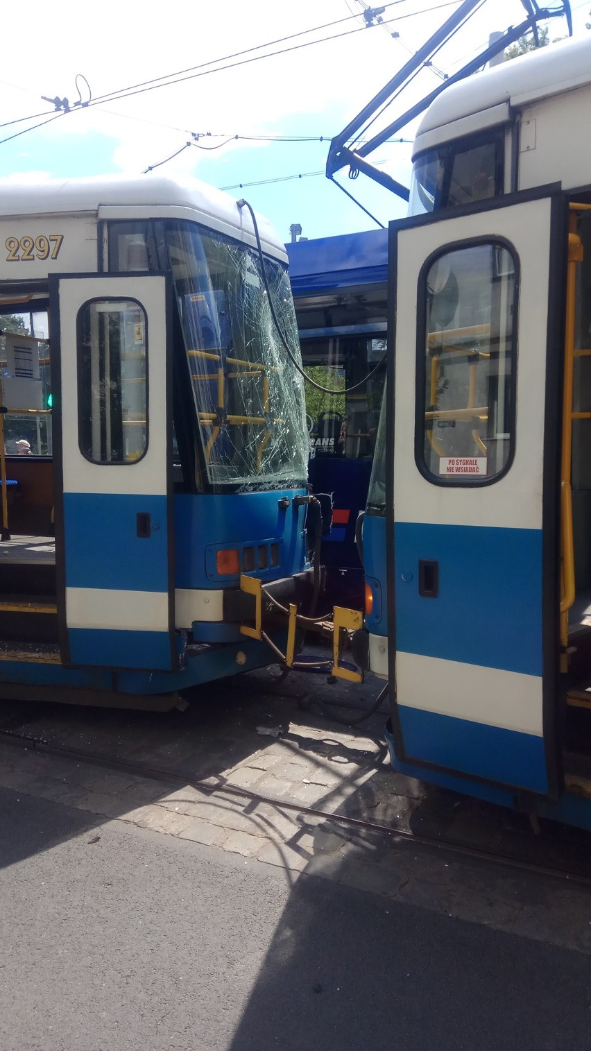Wypadek tramwajów na ul. Teatralnej. Trzy osoby ranne