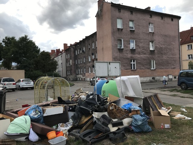 Mieszkańcy blok&oacute;w i kamienic przy ulicach Morcinka i Małachowskiego w Słupsku skarżą się na piętrzącą się stertę śmieci w miejscu gdzie wyrzucają swoje odpady.