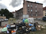 Sterta śmieci na podwórku pomiędzy ulicami Morcinka i Małachowskiego